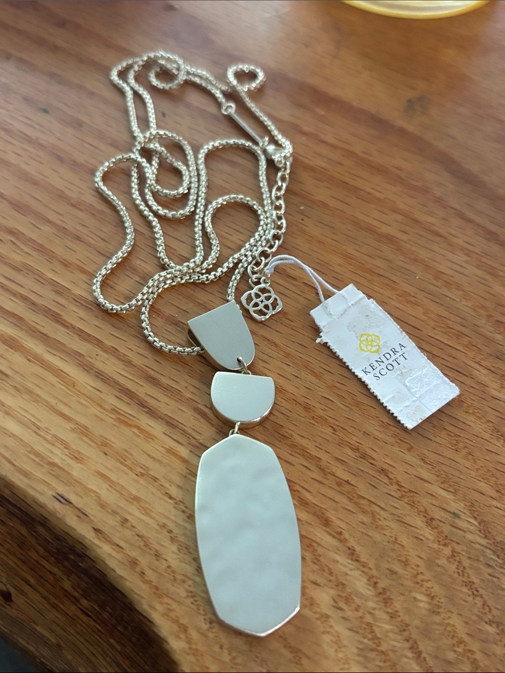 New Kendra Scott Noah gold necklace with pouch